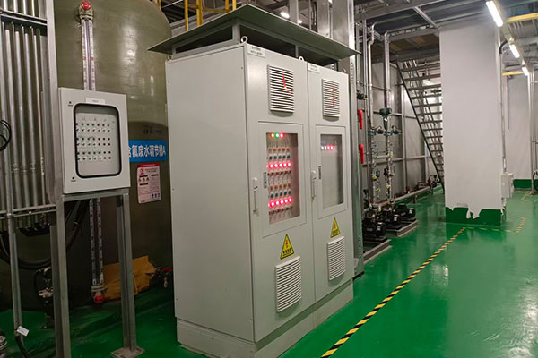 洁净无尘车间里生产制作工人